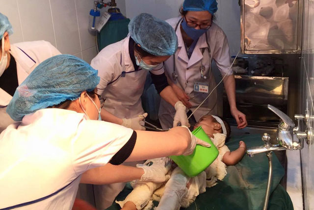 Bé 31 tháng tuổi nhiễm trùng nặng do chữa bỏng bằng... nước mắm, rượu