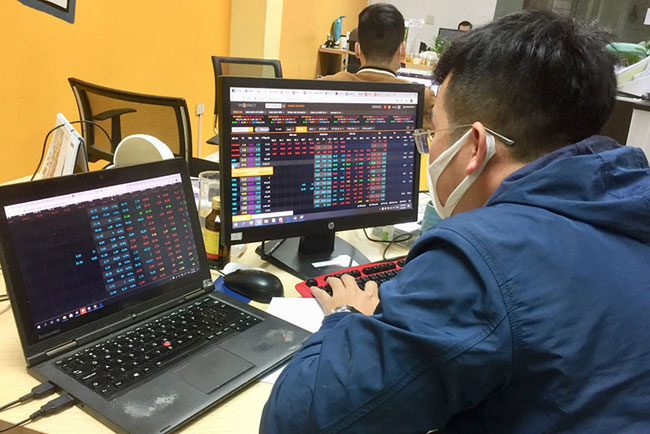 VN-Index giữ vững mốc 1.000 điểm