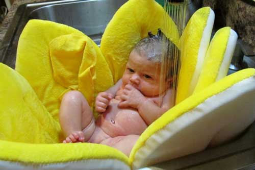 Trời lập đông, mẹ lưu ý 6 quy tắc này khi tắm cho bé, hạn chế cảm lạnh