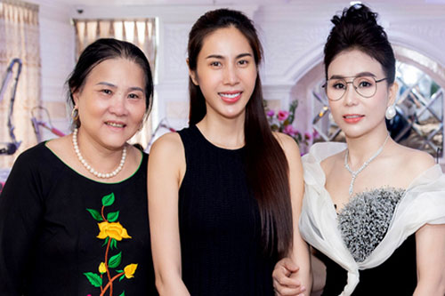 Thủy Tiên đi sự kiện cùng mẹ chồng