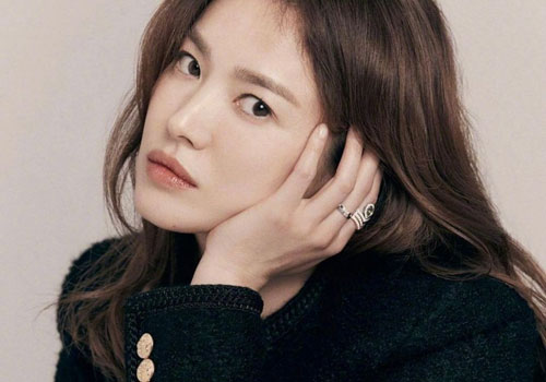 "Nữ hoàng tạp chí" Song Hye Kyo khoe nhan sắc yêu kiều ở tuổi 39