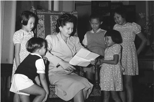 Đâu chỉ đẹp nức tiếng, Nam Phương Hoàng hậu còn ăn mặc tinh tế và sang trọng tột cùng