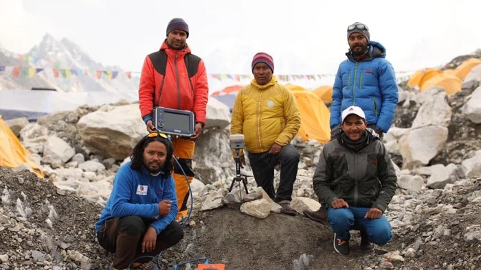 Nhóm các nhà khoa học thực hiện khảo sát chiều cao đỉnh Everest. Ảnh: CNN.