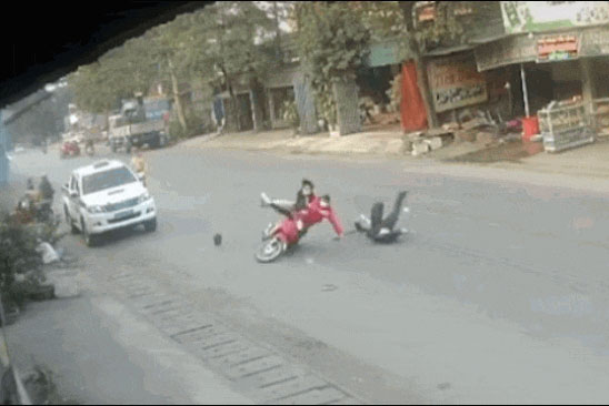 Không chấp hành hiệu lệnh dừng xe, đôi nam nữ tông văng chiến sĩ CSCĐ