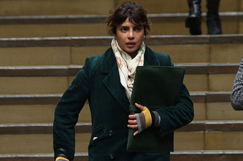 Hoa hậu Thế giới năm 2000 xuống sắc, mặc đồ già nua tái xuất trên phim trường