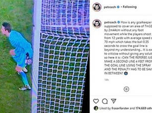 Petr Cech đề xuất giải pháp để thủ môn đỡ 'bất lợi' khi bắt penalty