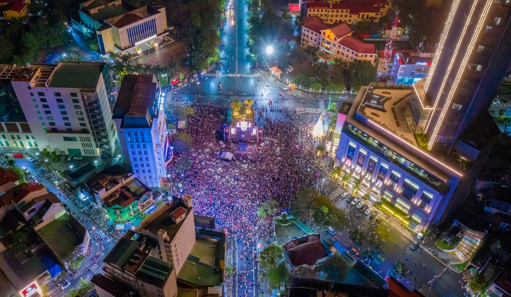 Đêm 31/12/2019, chương trình biểu diễn nghệ thuật đếm ngược “Countdown 2020 - Đêm sắc màu”, do Công ty Gia Bảo Evet – Media tổ chức, diễn ra tại ngã 6 TP. Huế, đã thu hút hàng chục ngàn người dân và du khách tham gia. Đêm 31/12/2019, chương trình biểu diễn nghệ thuật đếm ngược “Countdown 2020 - Đêm sắc màu”, do Công ty Gia Bảo Evet – Media tổ chức, diễn ra tại ngã 6 TP. Huế, đã thu hút hàng chục ngàn người dân và du khách tham gia.