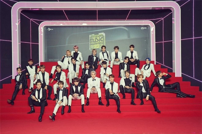30 nhóm nhạc nam hot nhất hiện nay: BTS vững ngôi vương, ngỡ ngàng EXO bại trận vì 2 boygroup đông dân nhất Kpop - Ảnh 3. 30 nhóm nhạc nam hot nhất hiện nay: BTS vững ngôi vương, ngỡ ngàng EXO bại trận vì 2 boygroup đông dân nhất Kpop - Ảnh 3.
