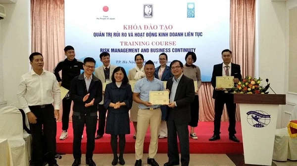 TS Tô Hoài Nam – Phó Chủ tịch Thường trực kiêm Tổng Thư ký VINASME trao Chứng nhận cho các học viên sau khi kết thúc khóa đào tạo tại Hà Nội.