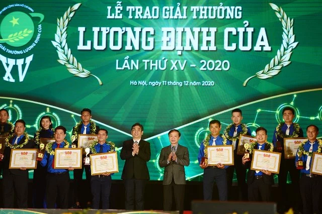 Những “nhà nông trẻ xuất sắc” được nhận giải thưởng Lương Định Của. Những “nhà nông trẻ xuất sắc” được nhận giải thưởng Lương Định Của.