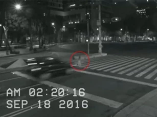 Ô tô xuyên qua hồn ma trên phố