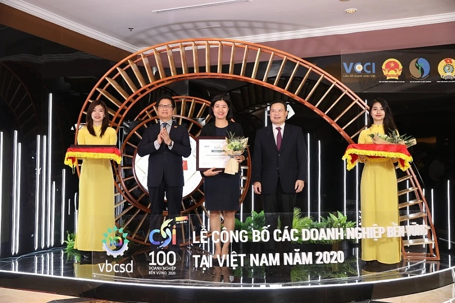 Đại diện Công ty Điện Quang nhận danh hiệu Doanh nghiệp phát triển bền vững 2020