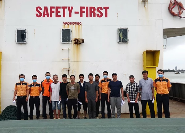 Các nạn nhân tàu Huy Hòng 18 bị chìm trên vùng biển Bình Định may mắn được tàu Bình Nguyên 99 cứu vớt, đưa về Đà Nẵng an toàn