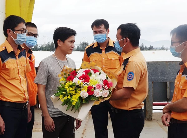 Đại diện lãnh đạo Danang MRCC và Cảng vụ Hàng hải Đà Nẵng đã trao quà, tặng hoa để cảm ơn thuyền trưởng tàu Bình Nguyên 99 vì đã kịp thời cứu vớt các nạn nhân bị nạn trên biển.