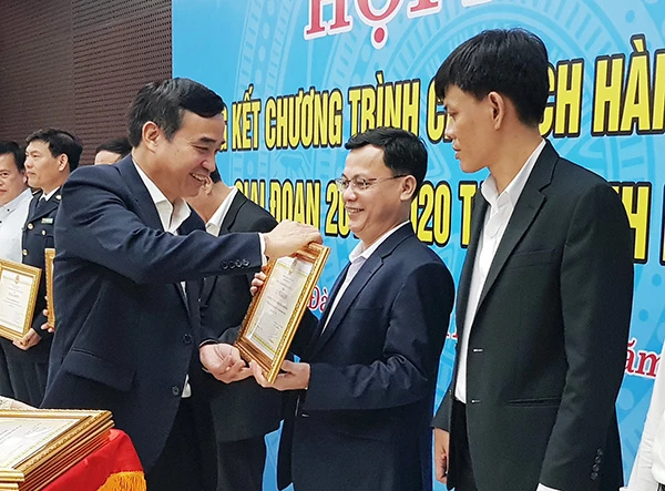 Ông Trần Ngọc Thạch thay mặt Sở TT-TT Đà Nẵng nhận Bằng khen của Chủ tịch UBND TP Đà Nẵng vì có thành tích xuất sắc trong công tác CCHC nhà nước giai đoạn 2011 - 2020