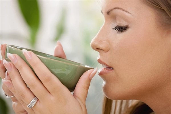 Uống một ly nước ấm vào mỗi buổi sáng là phương pháp detox thanh lọc cơ thể hữu hiệu