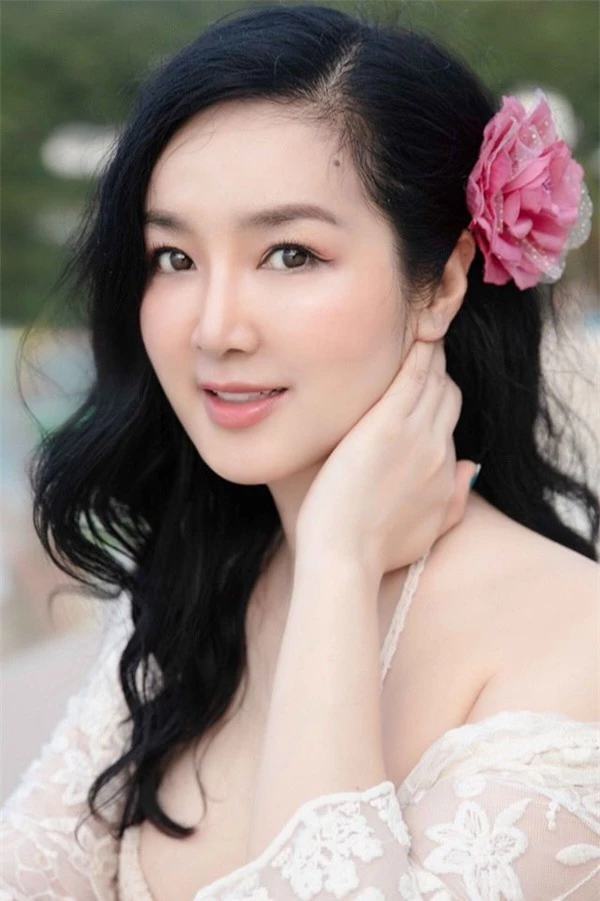 Giáng My - Diễm Hương: 2 Hoa hậu muốn nhường “ngôi” mà mãi không được - Ảnh 3. Giáng My - Diễm Hương: 2 Hoa hậu muốn nhường “ngôi” mà mãi không được - Ảnh 3.