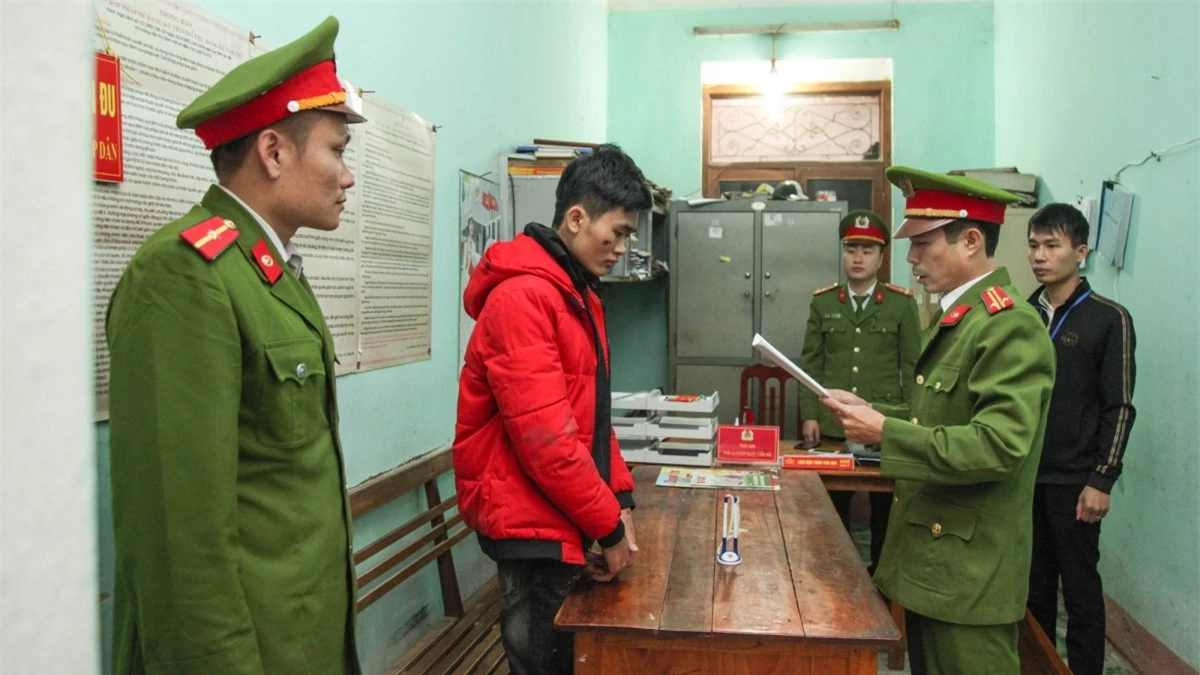 Cơ quan Cảnh sát điều tra, Công an huyện Phú Lương, tỉnh Thái Nguyên đọc lệnh bắt tạm giam Thái. Ảnh: CATN