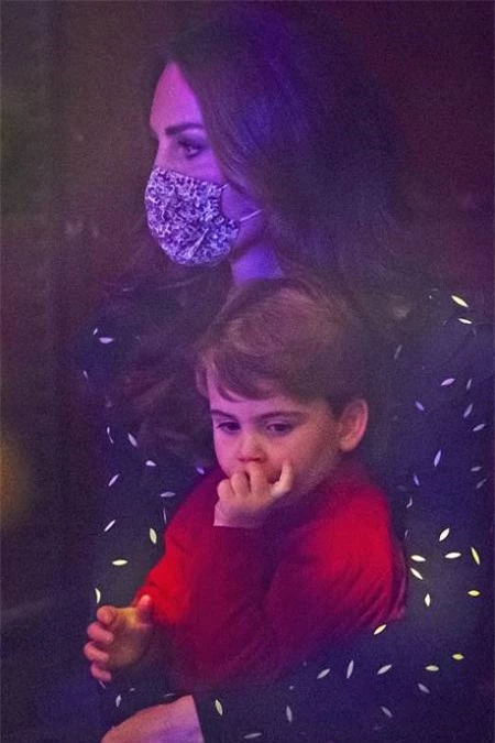 Hoàng tử Louis đáng yêu khi ngồi trong lòng mẹ Kate.