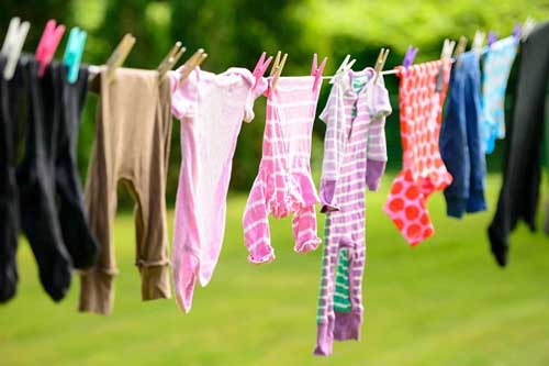 Vì sao không nên phơi quần áo qua đêm?