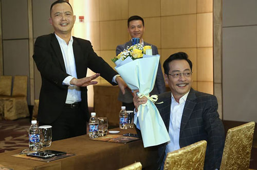 NSND Hoàng Dũng sút cân, sức khỏe không tốt, phải nhờ diễn viên Anh Tuấn đỡ lên sân khấu