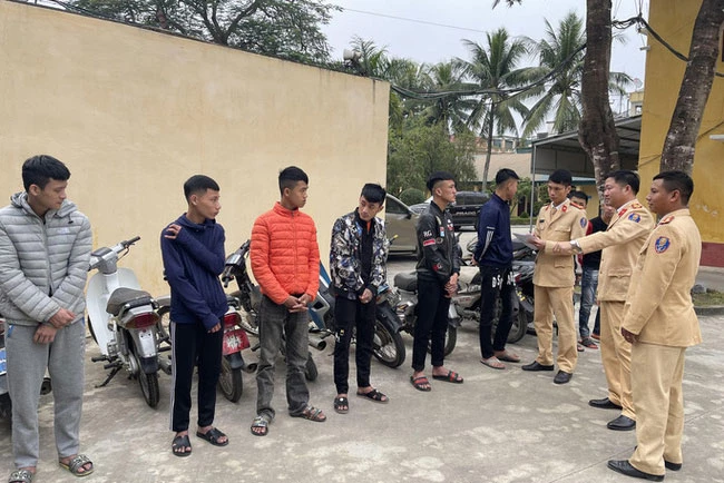 Công an TP Sầm Sơn triệu tập các thanh niên đi xe bốc đầu tới cơ quan công an làm việc. (Ảnh: Báo điện tử Người lao động)