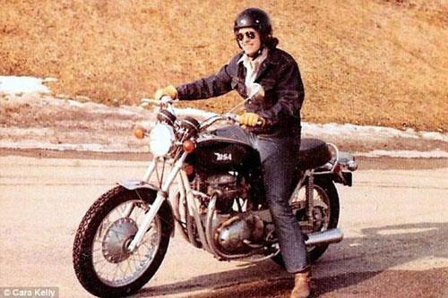 Xem lại ảnh cũ 'chất phất ngất' của các ông bố thời xưa