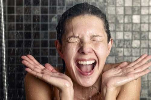 Tắm nước lạnh vào buổi sáng giúp giảm cân, giảm mỡ bụng hiệu quả