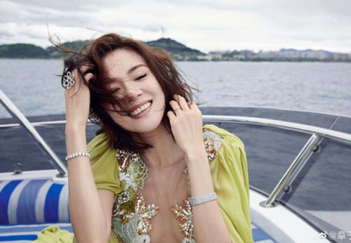 Chương Tử Di: Thần sắc rạng ngời nhưng "lỗi" lựa chọn trang phục