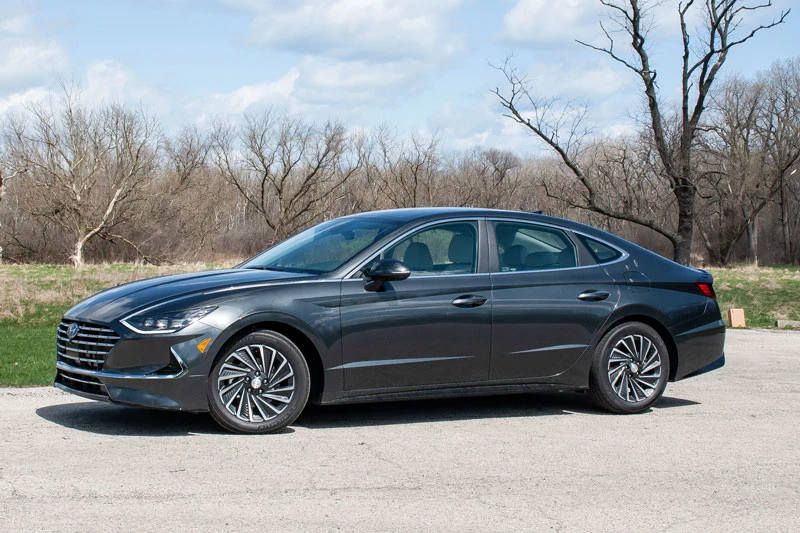 1. Hyundai Sonata Hybrid 2020 (giá khởi điểm: 27.750 USD).