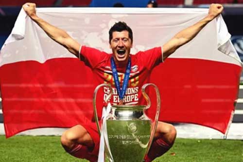 Lewandowski đánh bại Messi và Ronaldo trong cuộc bầu chọn hay nhất năm của FourFourTwo