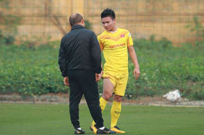 Quang Hải khiến HLV Park Hang-seo lo sốt vó