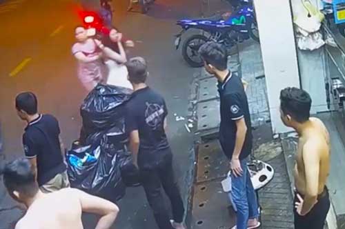 TP.HCM: Đánh dã man cô gái rồi cầm dao đe dọa những người can ngăn