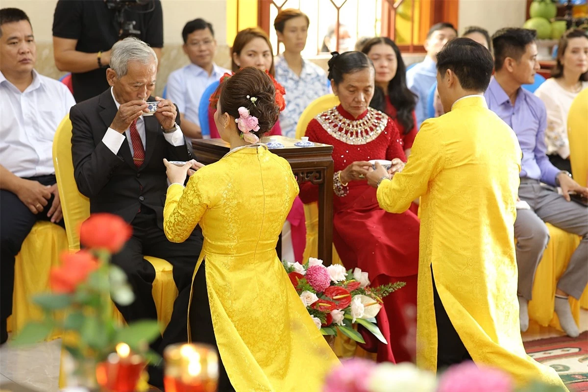 Cặp đôi cũng mời trà, thể hiện tấm lòng đạo hiếu với phụ huynh hai bên.