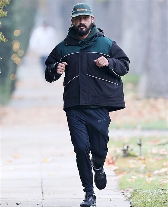 Shia LaBeouf được trông thấy chạy bộ quanh khu phố nhà anh vào sáng 12/12.