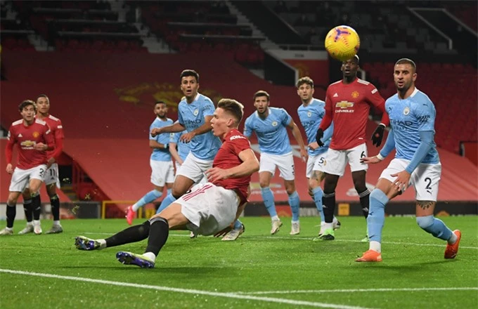 McTominay bỏ lỡ cơ hội ở phút 12