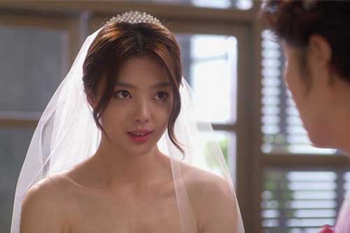 Trong ngày rước dâu, vừa bước lên xe hoa thì chị dâu tôi lập tức tái mặt lao xuống, bỏ lại váy cưới chạy mất khiến tất cả kinh hãi