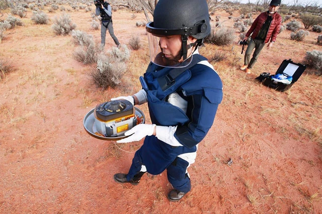 Thu hồi khoang chứa mẫu vật từ tiểu hành tinh Ryugu được tàu Hayabusa-2 thả xuống Trái Đất tại vùng sa mạc ở miền Nam Australia ngày 6/12/2020. (Ảnh: AFP/TTXVN)