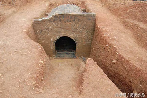 Bước vào lăng mộ 600 năm tuổi, nhà khảo cổ nhìn thấy cảnh tượng kinh sợ: Quan tài lơ lửng trên không