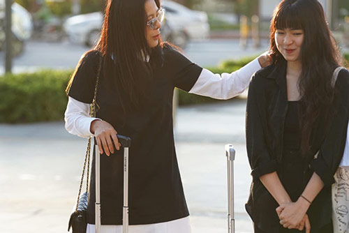 Nam Thư chăm Đỗ Khánh Vân như 'mẹ chăm con'