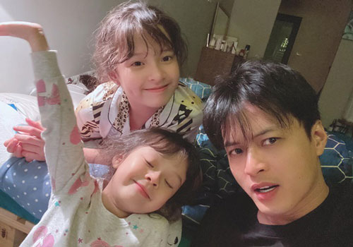 Con gái Hồng Đăng 'thái độ ra mặt' khi nhìn thấy bố ôm Hồng Diễm hay bất cứ cô nào