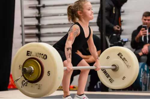 Bé gái 7 tuổi 'khỏe nhất thế giới' nâng tạ 80 kg