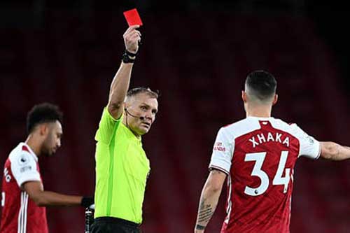 Xhaka bị chê là 'thiếu não' sau chiếc thẻ đỏ ngớ ngẩn ở trận Arsenal thua Burnley