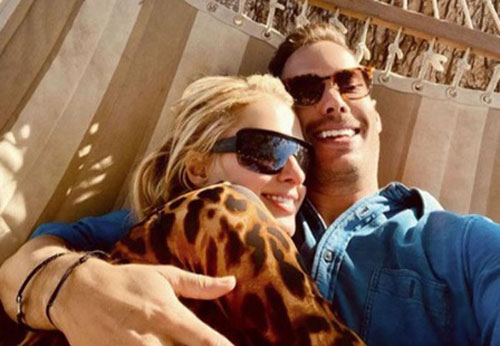 Paris Hilton hạnh phúc đón Giáng sinh bên bồ mới