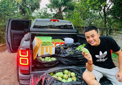 Hồng Đăng: Tuổi trẻ nổi loạn và đam mê môtô, nhà vườn ở tuổi U40