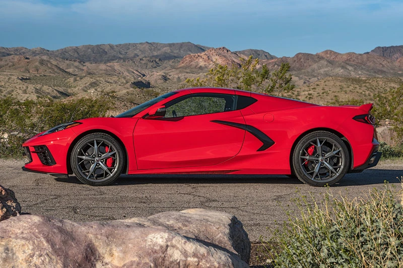 9. Chevrolet Corvette 2021 (giá: 58.900-77.850 USD).