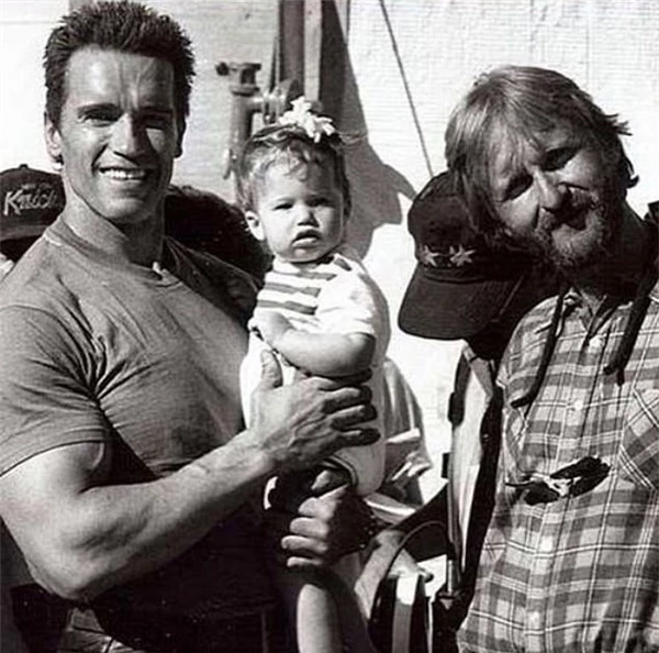 Arnold Schwarzenegger đăng ảnh bế con gái thời nhỏ.