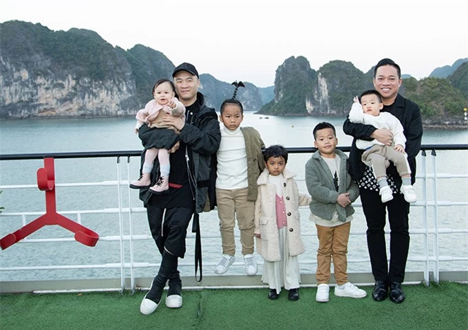 Gia đình nhà thiết kế 8X tận hưởng kỳ nghỉ bình yên, cùng nhau ngắm vẻ đẹp vịnh Hạ Long, bù đắp những ngày bận rộn.
