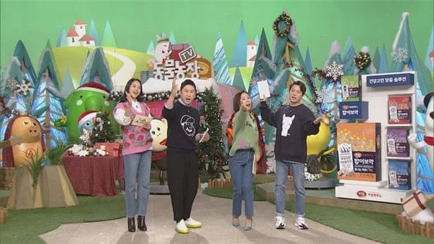 Hình ảnh của ngôi sao Hàn (ngoài cùng bên trái) trong show truyền hình mới.