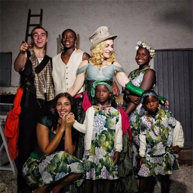 Madonna chia sẻ hình ảnh hạnh phúc bên con nuôi - 8